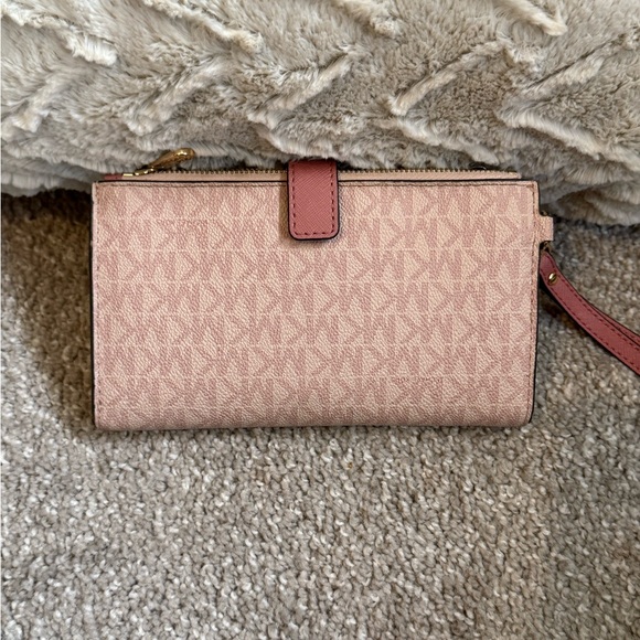 MICHAEL KORS Pink Logo-Print Wristlet with Gold Hardware - Picture 3 of 8